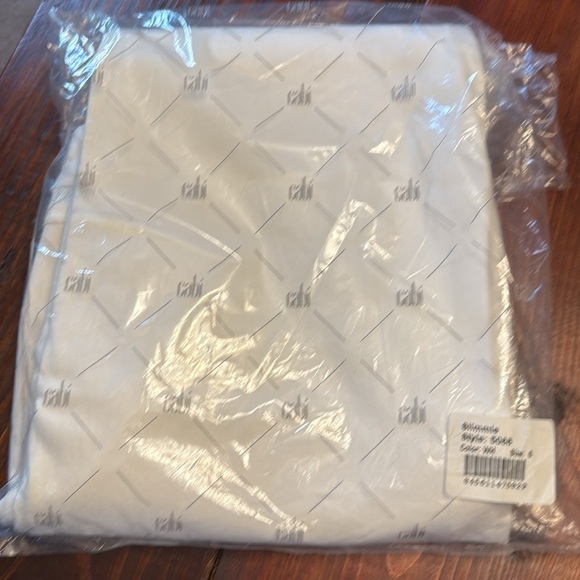 CAbi #5088 White Slimmie Jeans Skinny Leg Casual Size 6 - Picture 4 of 5